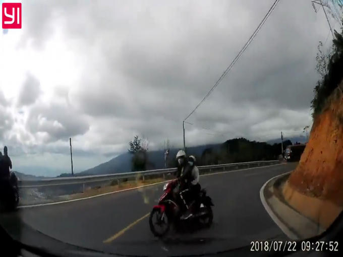 Pha ôm cua nguy hiểm của đôi nam nữ. (Ảnh: Cắt từ clip)