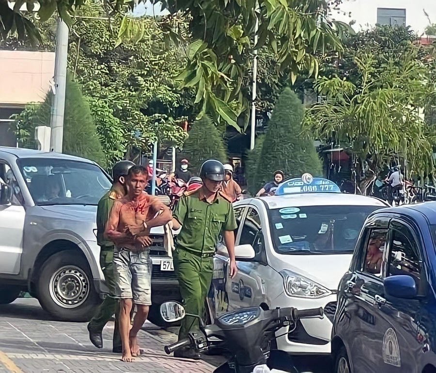 Lực lượng công an tạm giữ đối tượng gây án (Hình: CTV)