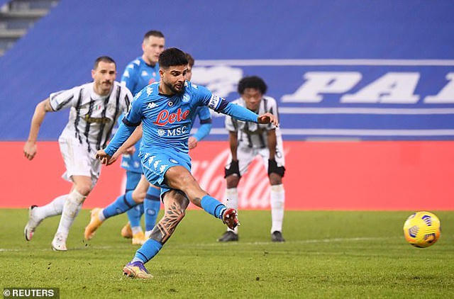 Insigne đá hỏng phạt đền, khiến cho Napoli lỡ cơ hội gỡ hòa