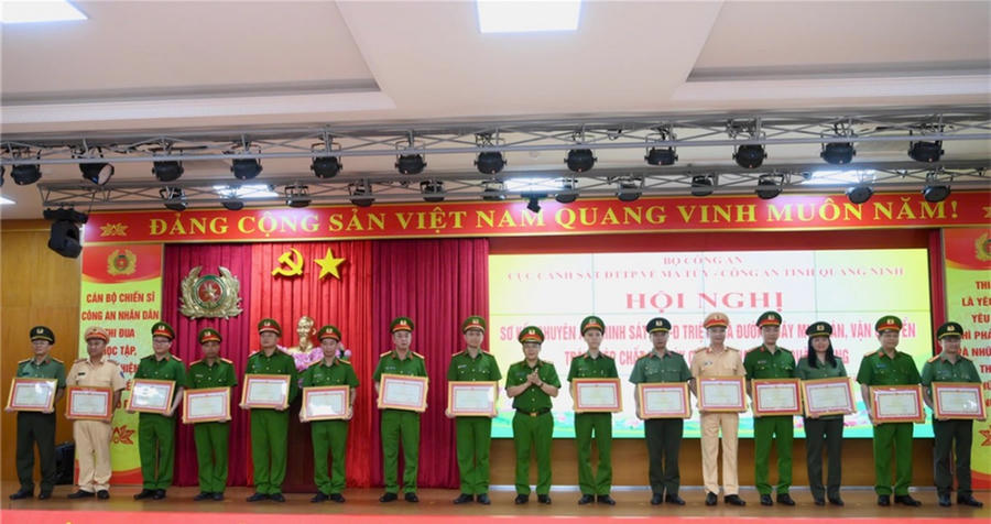 Thứ trưởng Nguyễn Văn Long trao Bằng khen của Bộ Công an tặng các tập thể, cá nhân thuộc công an các đơn vị, địa phương có thành tích xuất sắc trong đấu tranh chuyên án.