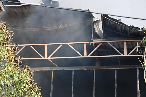 Đám chảy xảy ra tại dãy nhà lợp tôn trong khu đất rộng.