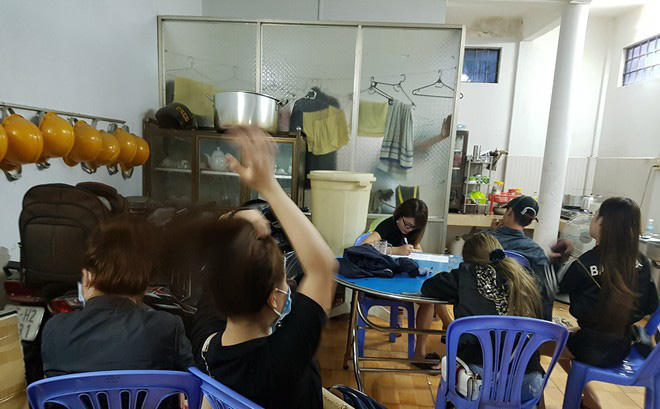 Các đối tượng sử dụng trái phép chất ma túy, được đưa về Công an phường An Phú để làm việc. (Ảnh: báo Công an nhân dân)