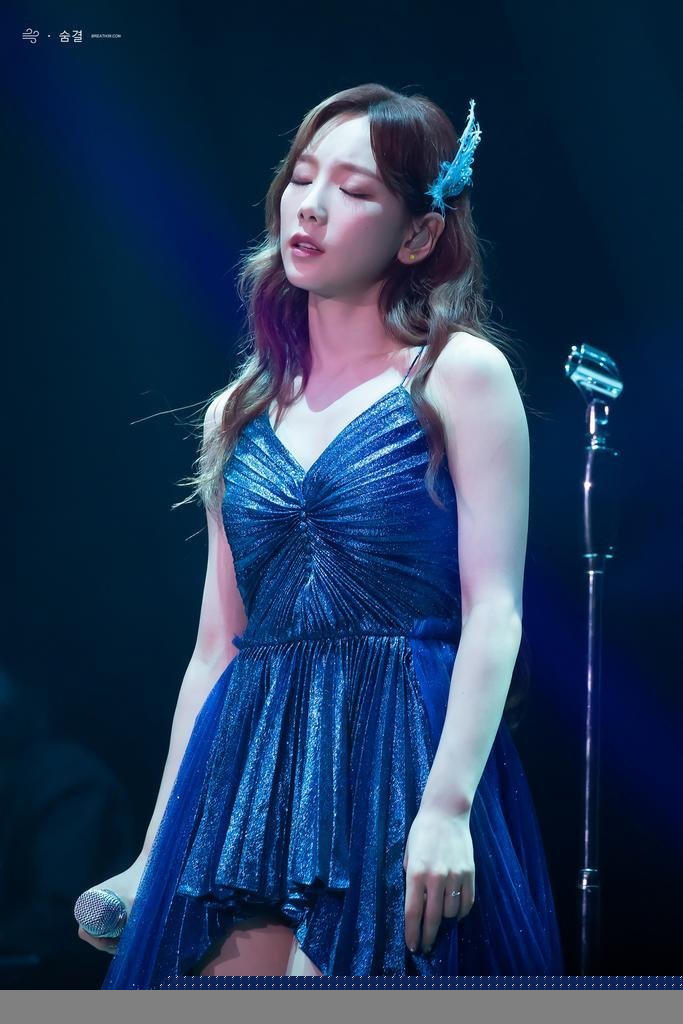 Một điều thú vị hơn cả là trước đó, Taeyeon cũng từng mặc qua chiếc váy này. So vối Joy, phần tùng váy của Taeyeon được cắt ngắn theo dạng mullet, tạo nên tổng thể vừa nhẹ nhàng, vừa cá tính.