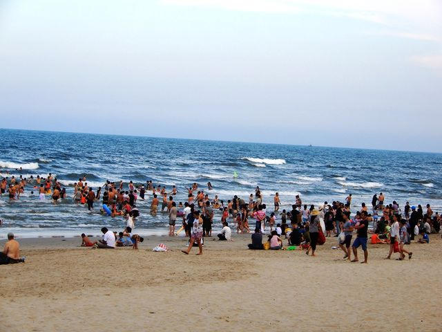 Đà Nẵng mở rộng lối xuống biển phục vụ người dân.