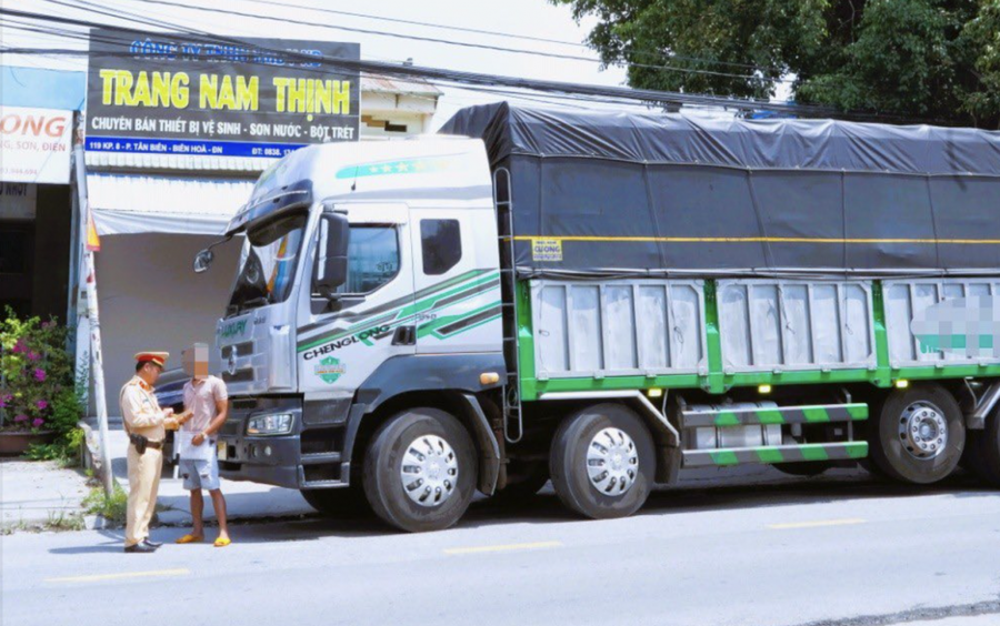 Công an kiểm tra xử lý đối với phương tiện trên đường.