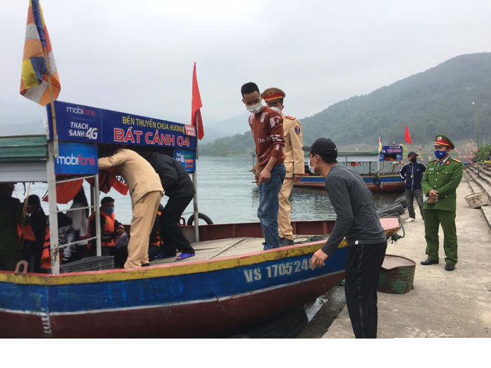 Kiểm tra các phương tiện tại điểm du lịch tâm linh.