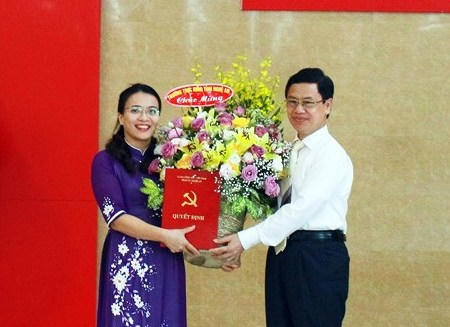 Đồng chí Nguyễn Xuân Sơn trao quyết định và chúc mừng đồng chí Hoàng Thị Thu Trang.