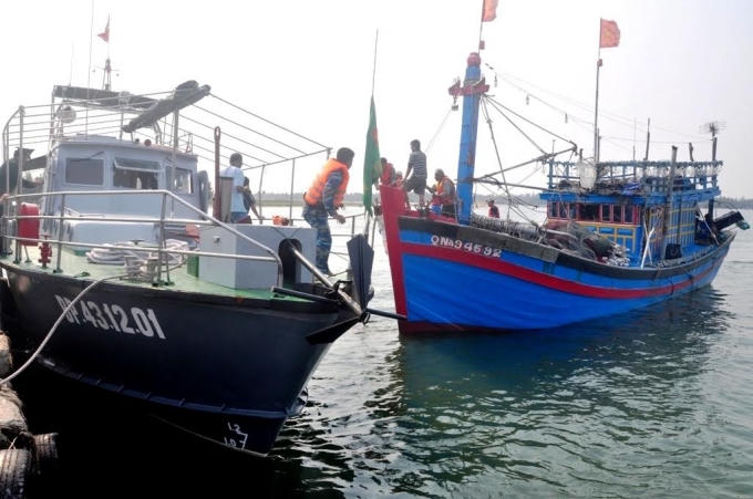 Quảng Nam: Đưa t&agrave;u c&aacute; v&agrave; 10 ngư d&acirc;n bị nạn ở Ho&agrave;ng Sa v&agrave;o bờ an to&agrave;n