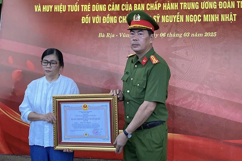 Thượng tá Trần Thanh Hiển, Phó Giám đốc Công an tỉnh Bà Rịa - Vũng Tàu trao Huân chương Bảo vệ Tổ quốc hạng Nhì đến người thân Thượng sĩ Nguyễn Ngọc Minh Nhật
