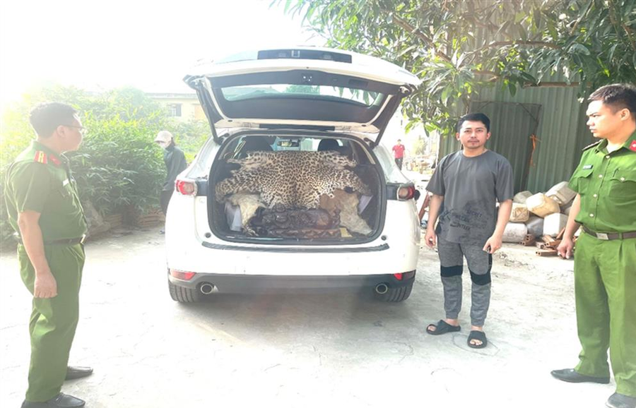 Đặng Hoàng Giang và tang vật.