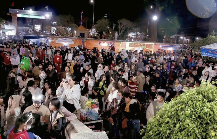 Một mừa Giáng sinh ấm áp với Cộng đồng người Công giáo và tất cả mọi người. Ảnh: Nguyễn Cường
					
				
			
			Một mừa Giáng sinh ấm áp với Cộng đồng người Công giáo và tất cả mọi người. Ảnh: Nguyễn Cường