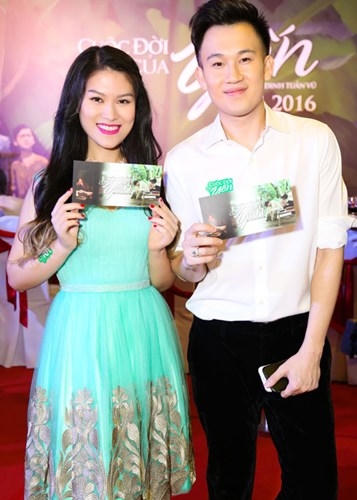 Ca sĩ Dương Triệu Vũ cũng góp mặt đêm ra mắt.