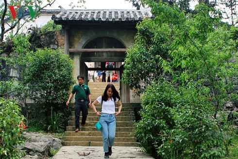 Cổng vào dinh thự họ Vương.