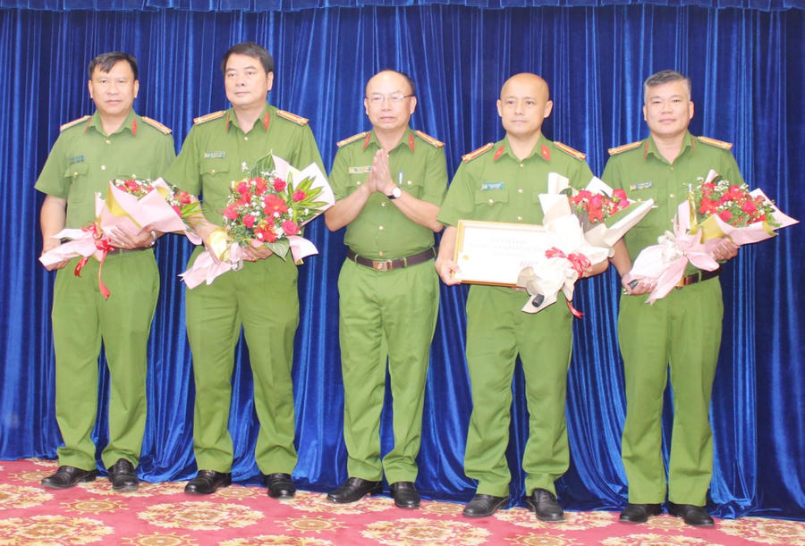 Đại tá Trần Văn Chính, Phó Giám đốc Công an tỉnh trao khen thưởng cho 3 tập thể. (Ảnh: Báo Bình Dương)
