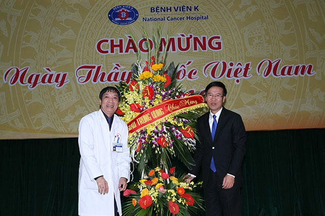 Đồng chí Võ Văn Thưởng - Trưởng Ban Tuyên giáo TƯ tặng hoa chúc mừng lãnh đạo Bệnh viện K (cơ sở 2 Tân Triều - Thanh Trì - Hà Nội).