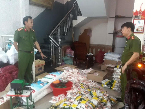 Công an TP Đà Nẵng phát hiện cơ sở sản xuất hơn 1.200 gói hạt nêm và bột ngọt làm giả.