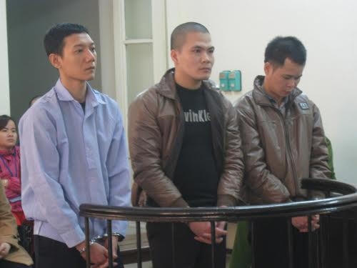Ba bị cáo trước vành móng ngựa.