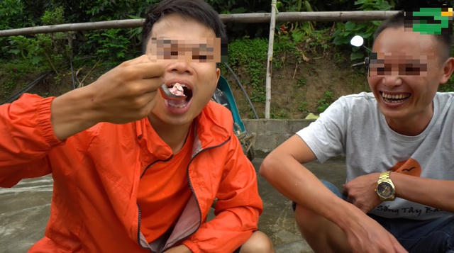 Cảnh ăn óc dê sống trong 1 video trên Youtube
