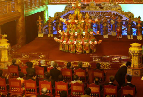 Điểm cuối cùng của hành trình thăm Đại nội Huế, Nhà vua và Hoàng hậu Nhật Bản đến nhà hát Duyệt Thị Đường thưởng thức Nhã nhạc cung đình Huế. (Ảnh: Lao Động)