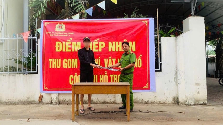 Người dân tự giác giao nộp vũ khí cho lực lượng chức năng Công an tỉnh Đồng Nai. Ảnh: CA Đồng Nai.