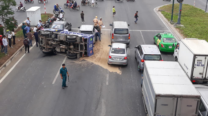 Chiếc xe ben lật nhào trên đường.