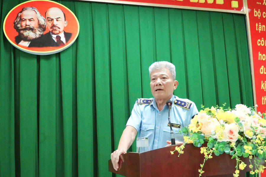 Chi cục trưởng Chi cục Quản lý thị trường tỉnh An Giang Lê Khánh Hưng phát biểu tại hội thảo