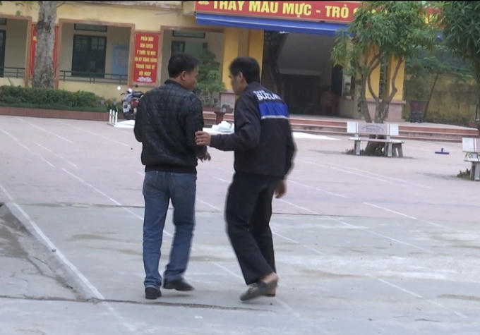 Phóng viên bị bảo vệ nhà trường cản trở, đuổi ra khỏi khuôn viên trường.