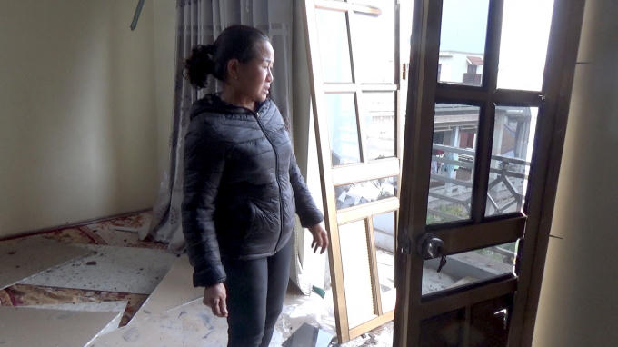 Gia đình nhà bà Nguyễn Thị Tập cách trung tâm vụ nổ 30m những cửa kính và đồ đạc bằng thủy tinh trong nhà bị phá hủy hoàn toàn.