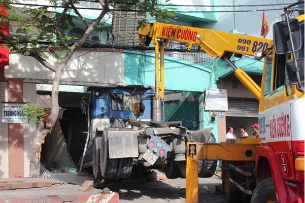 Hiện trường chiếc xe container đâm sập bờ tường một công ty trên đường Nguyễn Tất Thành. - Ảnh: Vĩnh Phú.