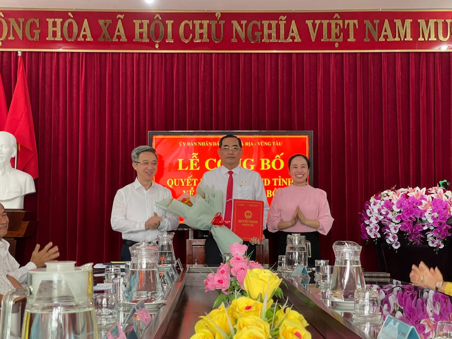 Ông Đặng Minh Thông - Phó Chủ tịch UBND tỉnh, trao quyết định và tặng hoa chúc mừng Tân Phó Giám đốc Đài PT&TH tỉnh Bà Rịa - Vũng Tàu.
