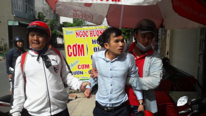 Vũ bị các hiệp sĩ khống chế