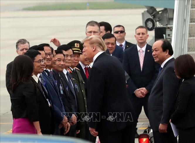 Bộ trưởng, Chủ nhiệm Văn ph&ograve;ng Ch&iacute;nh phủ v&agrave; c&aacute;c quan chức Việt Nam tiễn Tổng thống Mỹ Donald Trump tại s&acirc;n bay quốc tế Nội B&agrave;i. Ảnh: Trọng Đức/TTXVN