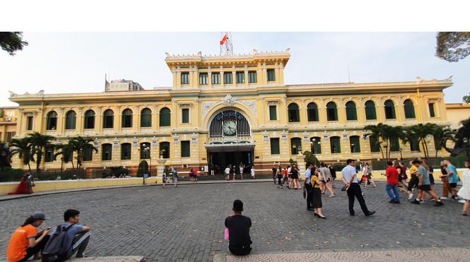 Bưu điện TPHCM cũng là điểm đến của du khách trong và ngoài nước. Tuy nhiên trong những ngày cách ly xã hội, quang cảnh nơi đây vắng vẻ, không còn cảnh nhộp nhịp những đoàn khách đến tham quan như trước. 2