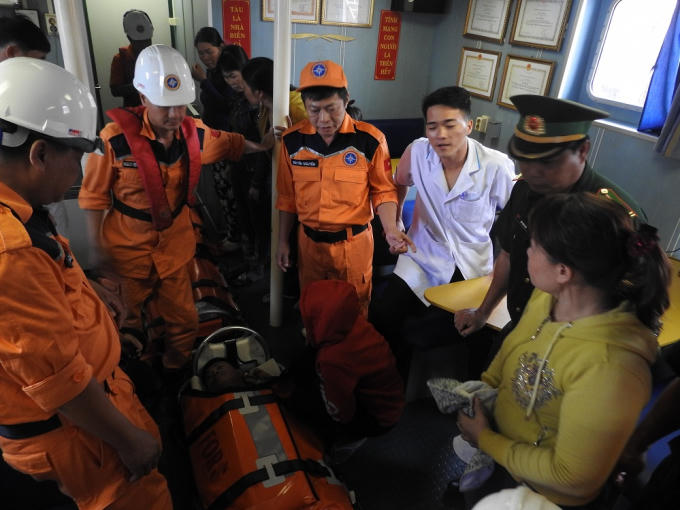 Hai thuyền viên hai tàu QNa 90974 TS và QNa 90099 TS cùng gặp nạn trên biển và được nhanh chóng đưa về bờ chữa trị. (Ảnh: Trung tâm 2).