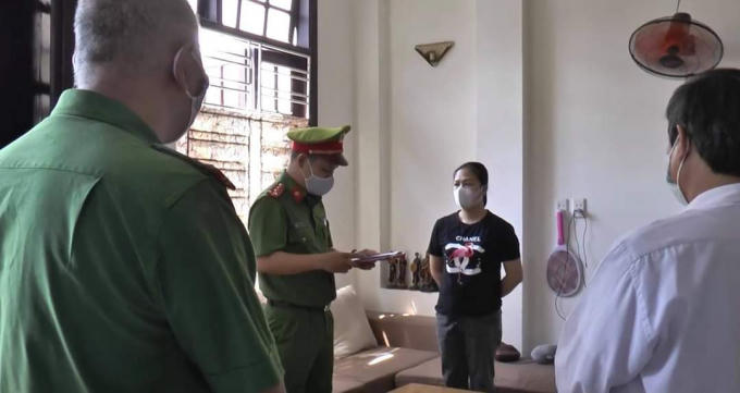 Một trong hai nữ quái bị cơ quan công an bắt tạm giam để phục vụ quá trình điều tra. (Ảnh: CTTĐN).