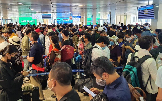 Sáng 15/4, hành khách chen chân ở sảnh chờ qua khâu kiểm tra an ninh tại ga quốc nội sân bay Tân Sơn Nhất.
