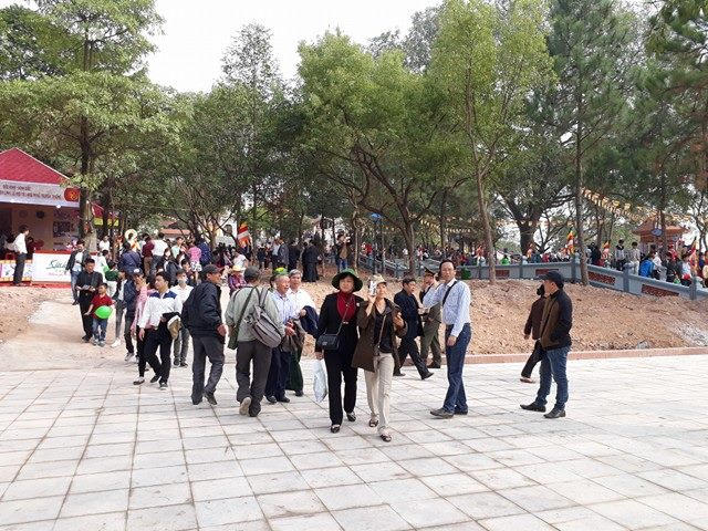 Rất nhiều du khách từ nơi xa cũng đến tham dự hội Lim.