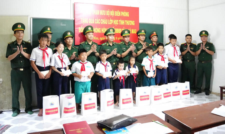 Đoàn công tác Bộ Tư lệnh BĐBP đến thăm, động viên và tặng quà các em học sinh “Lớp học tình thương” trên đảo.