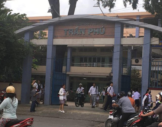 Nhiều phụ huynh Trường THPT Trần Phú, TPHCM phản ánh, học sinh bị ép mua bộ sách tiếng Anh nước ngoài Smart Time