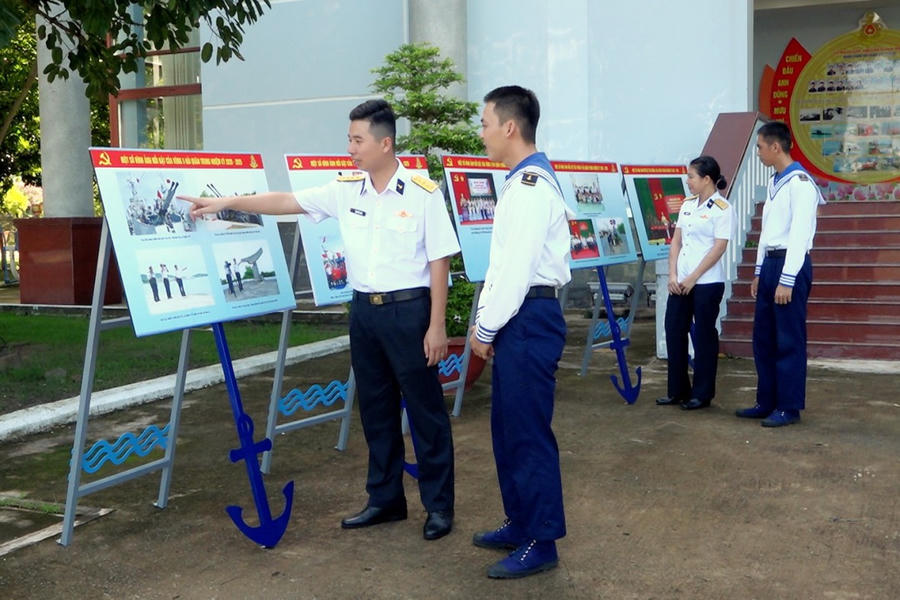 Cán bộ, chiến sĩ đơn vị tìm hiểu về quá trình xây dựng, chiến đấu, chiến thắng và trưởng thành của Vùng 5 Hải quân qua các hình ảnh được trưng bày