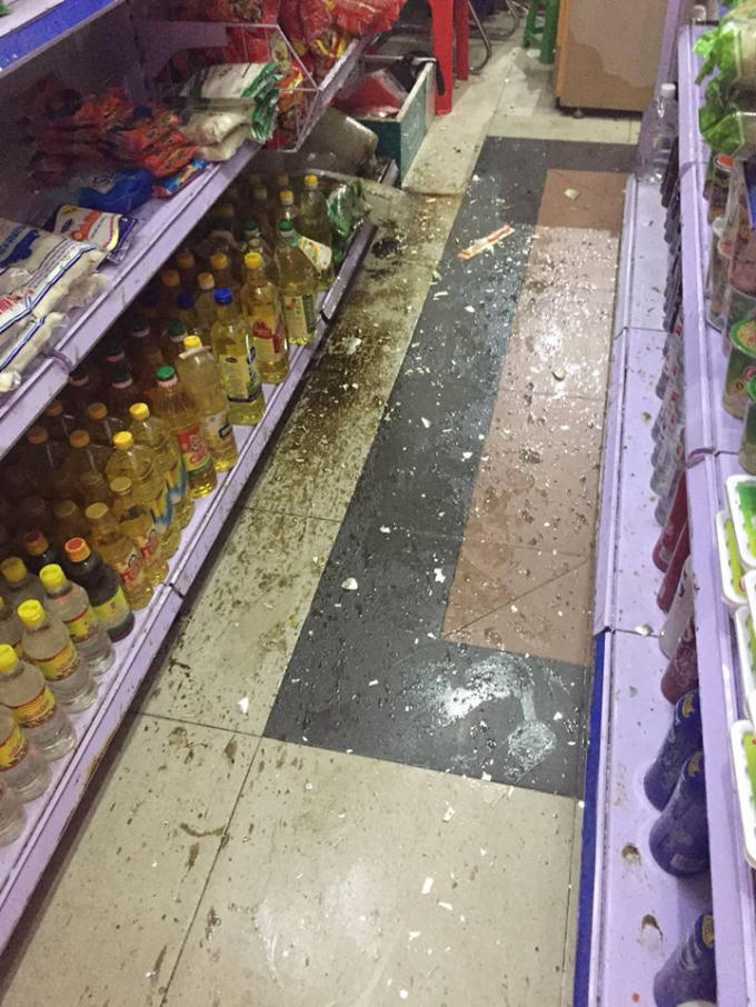 Thiệt hại rất lớn của cửa hàng do hành vi ném chất bẩn của các đối tượng.