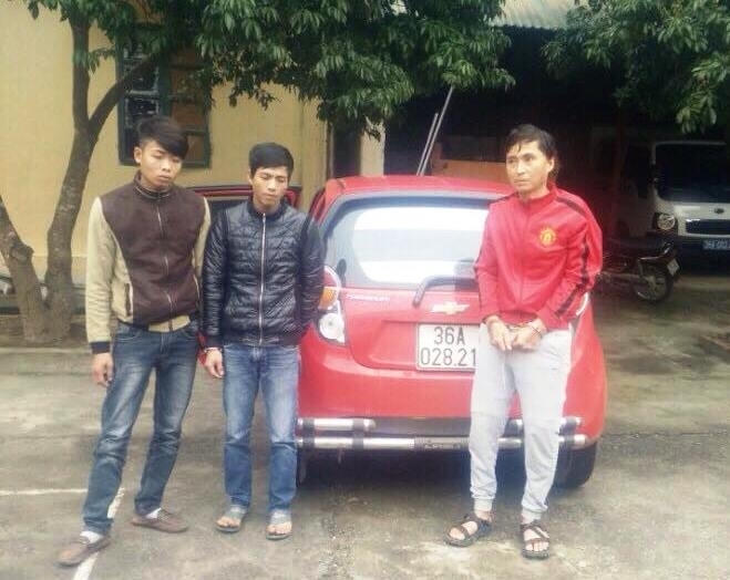 3 đối tượng đi ô tô mang theo ma túy đã bị bắt. Ảnh: Báo Giao thông.