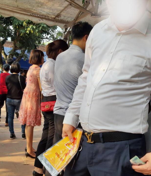 Theo quan sát của Phóng viên Pháp luật Plus thì những lá Ấn này rất giống những lá Ấn được phát sau lễ Khai ấn Đền Trần Nam Định hàng năm.