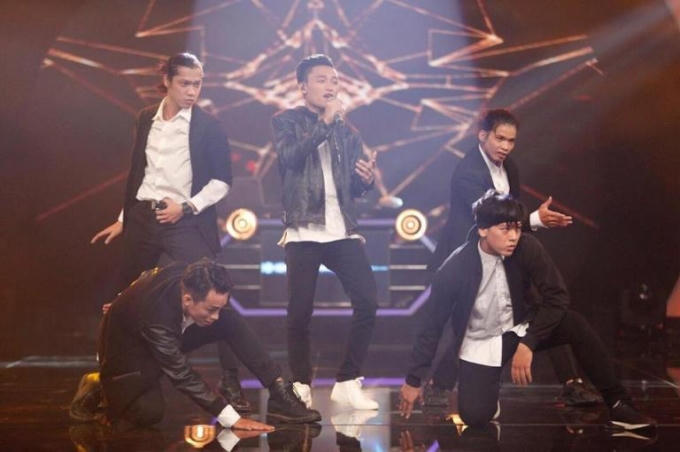 Anh chàng Việt Thắng mang đến chương trình ca khúc "Beatiful girl" một sáng tác của Young Uno.