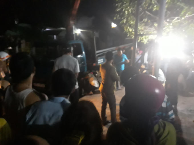 hàng trăm người dân đến theo dõi vụ việc