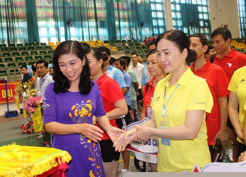 Phó Giám đốc Sở Văn hóa Thể thao và Du lịch Nghệ An Nguyễn Thị Thanh Hương tặng cờ và hoa cho các đoàn VĐV tham dự giải.