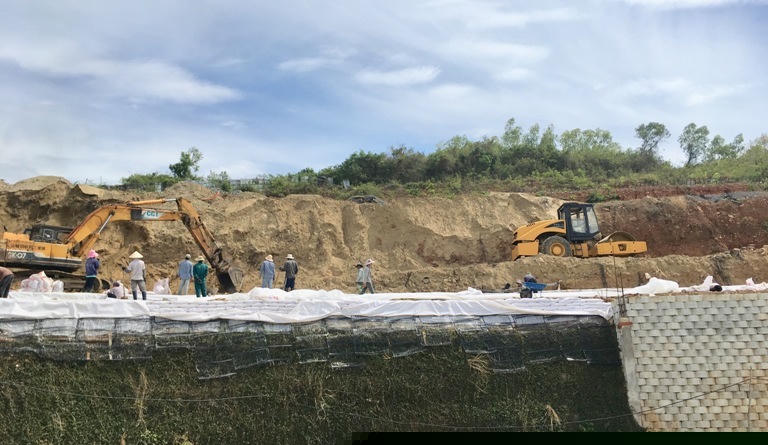 Cáº­n cáº£nh quÃ¡ trÃ¬nh dá»¡ bá»©c tÆ°á»ng âkhá»ng lá»â trÃªn Äáº§u nhÃ  dÃ¢n