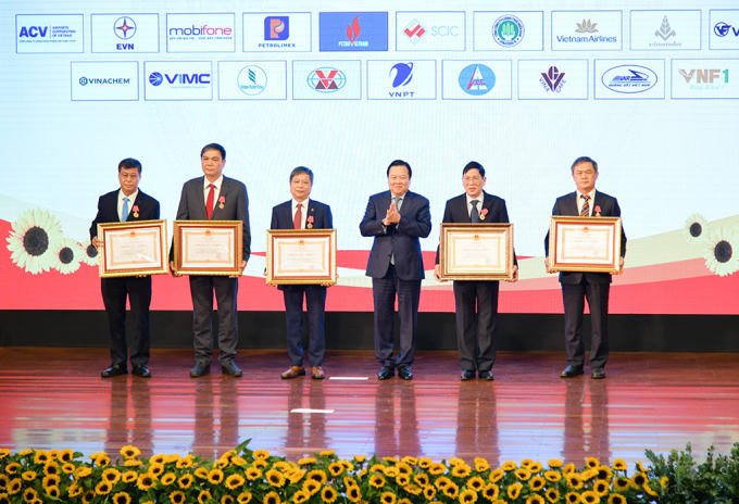 Chủ tịch Ủy ban Nguyễn Hoàng Anh trao Huân chương Lao động hạng nhì cho ông Trần Văn Vĩnh - Chánh Kỹ sư Liên doanh Việt - Nga Vietsovpetro (Tập đoàn Dầu khí Việt Nam), ông Trần Tiến Chỉnh - Giám đốc Viễn thông Hải Dương (Tập đoàn Bưu chính Viến thông Việt Nam) và trao Huân chương Lao động hạng ba cho ông Bùi Việt Hoài - nguyên Phó Tổng giám đốc (Tổng công ty Hàng hải Việt Nam), ông Nguyễn Việt Công - Trưởng ban Nghiên cứu Phát triển (Tổng công ty thuốc lá Việt Nam), ông Đỗ Xuân Toản - Phó Trưởng Ban An Ninh (Tổng công ty Cảng hàng không Việt Nam)