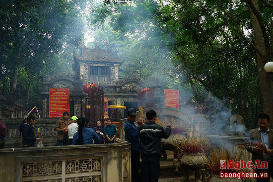 Vào những dịp lễ, tết và rằm, người dân nhiều nơi lại về đây dâng hương cầu nguyện. ảnh: Hồ Đình Chiến