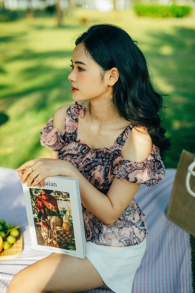 Cô chuộng phong cách đơn giản, nhẹ nhàng, nữ tính.